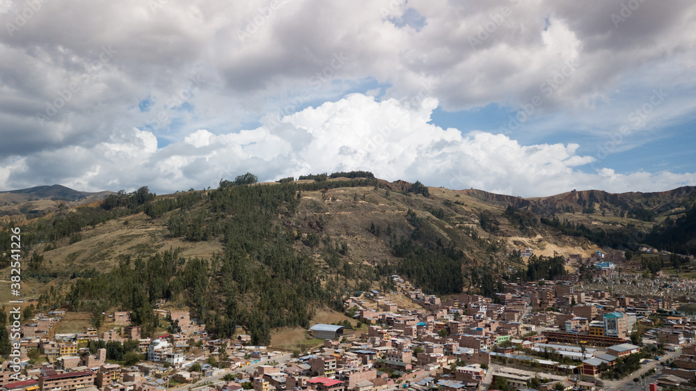 Ciudad De Huaraz rodeado de grandes montañas