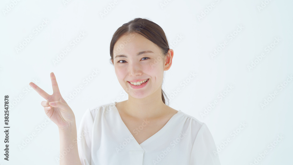 ピース・若い女性