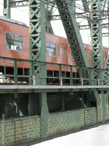 鉄道の鉄橋と電車 © Paylessimages