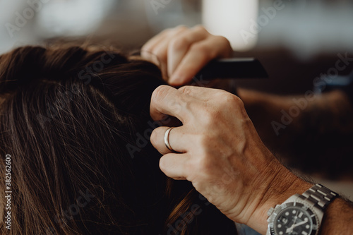 Femme chez le coiffeur © lorabarra