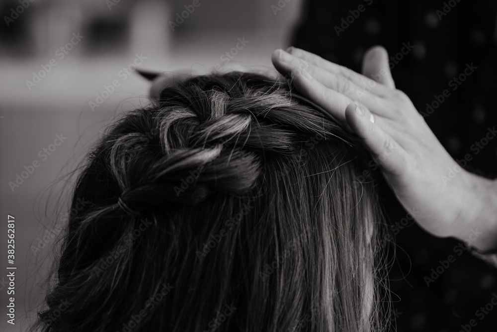 Obraz premium Femme chez le coiffeur