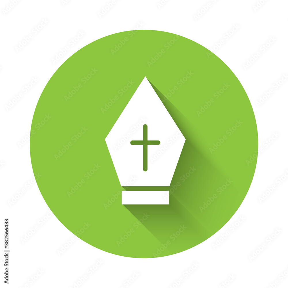 Obraz premium White Pope hat icon isolated with long shadow. Christian hat sign. Green circle button. Vector.