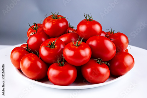 Warzywa pomidory z upraw ekologicznych nie sa wizualnie doskonałe ale sa bardzo zdrowe gdyż do ich pielęgnacji nie użyea sie środków chemicznych