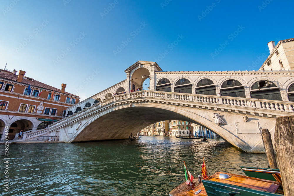 Rialto bridge and Grand Canal in Venice, Italy in Europe - obrazy, fototapety, plakaty 