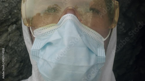 Doctor puts on a mask for coronavirus