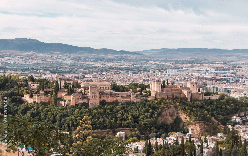 Vistas de la Alhambra de Granada con la ciudad al fondo