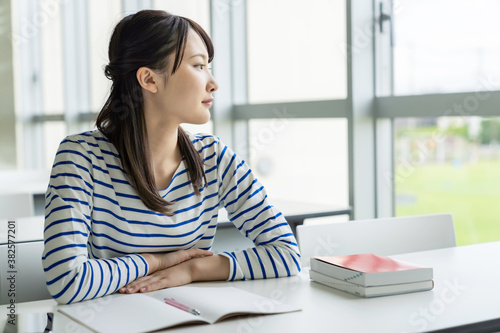 教室で勉強する女子学生　大学生　予備校生 © metamorworks