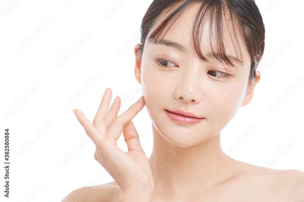 Obraz premium 白背景の若い女性の美容ポートレート