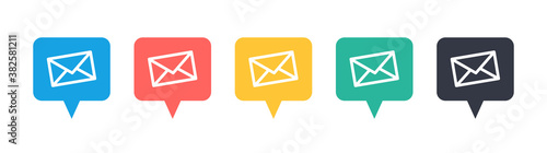 Farbige Web Kontakt Mail Symbole in Sprechblase