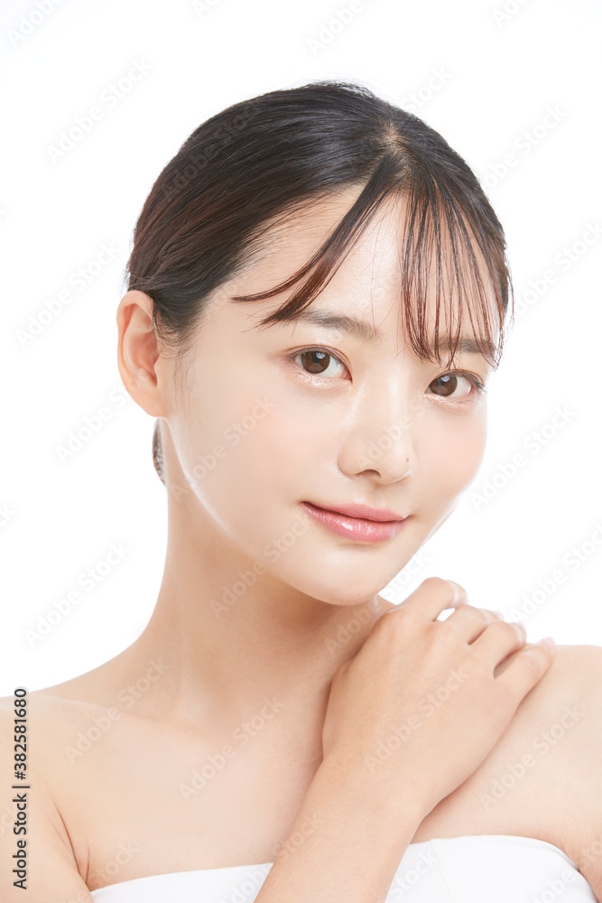 白背景の若い女性の美容ポートレート 白背景の若い女性の美容ポートレート