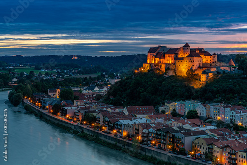 Blick auf die beleuchtete Burg in Burghausen