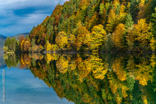 Fototapeta Naklejka Na Ścianę i Meble -  Herbstliche Landschaftsidylle am bayrischen Walchensee