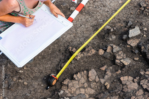 Foto Archaeologist drawing in the field