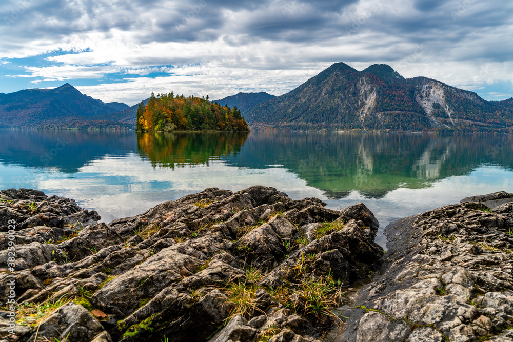 Schroffe Felsen am bayerischen Walchensee