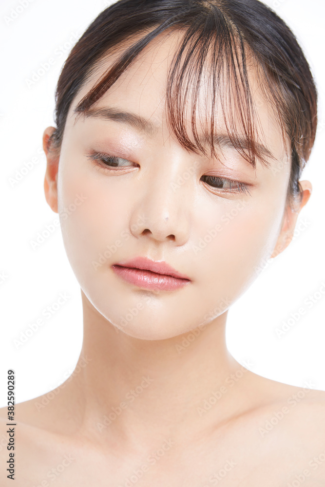 白背景の若い女性の美容ポートレート 白背景の若い女性の美容ポートレート