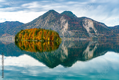 Die Insel Sassau im bayerischen Walchensee