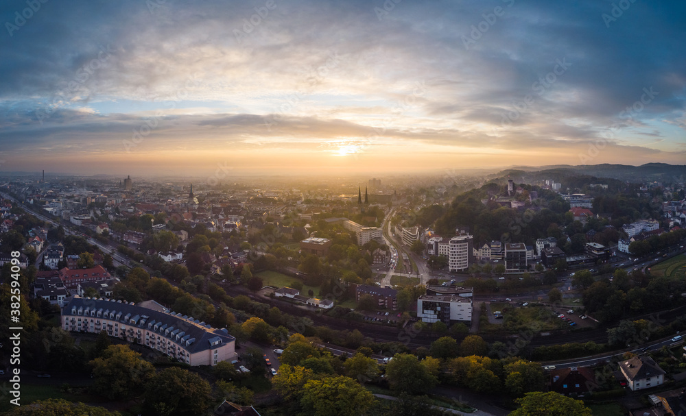 Luftaufnahme von Bielefeld bei Sonnenaufgang, Johannisberg, Nordrhein Westfalen, Deutschland