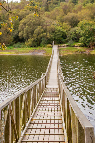 Commana. Passerelle sur le lac du Drennec. Finist  re. Bretagne