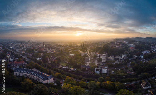 Luftaufnahme von Bielefeld bei Sonnenaufgang, Johannisberg, Nordrhein Westfalen, Deutschland