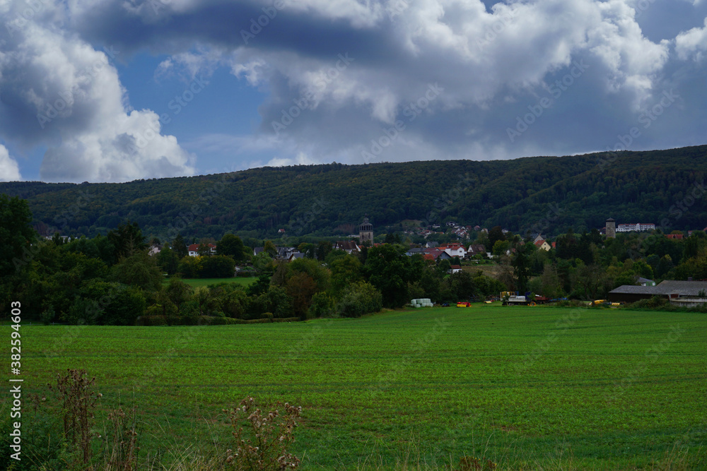 Blick über die Felder auf Bad Sooden-Allendorf in Hessen in Deutschland