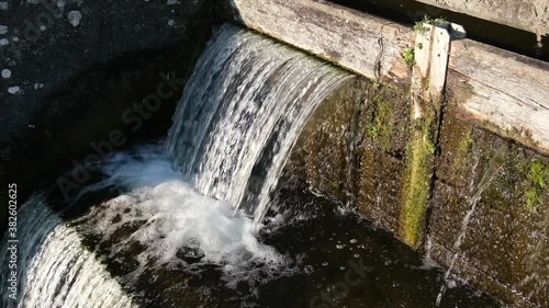 Wallpaper Mural Wasser kommt aus einer alten Staustufe aus Holz Torontodigital.ca