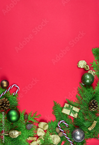 Weihnachtsdekoration auf rotem Hintergrund mit Tannengr  n  Geschenk und Weihnachtskugel