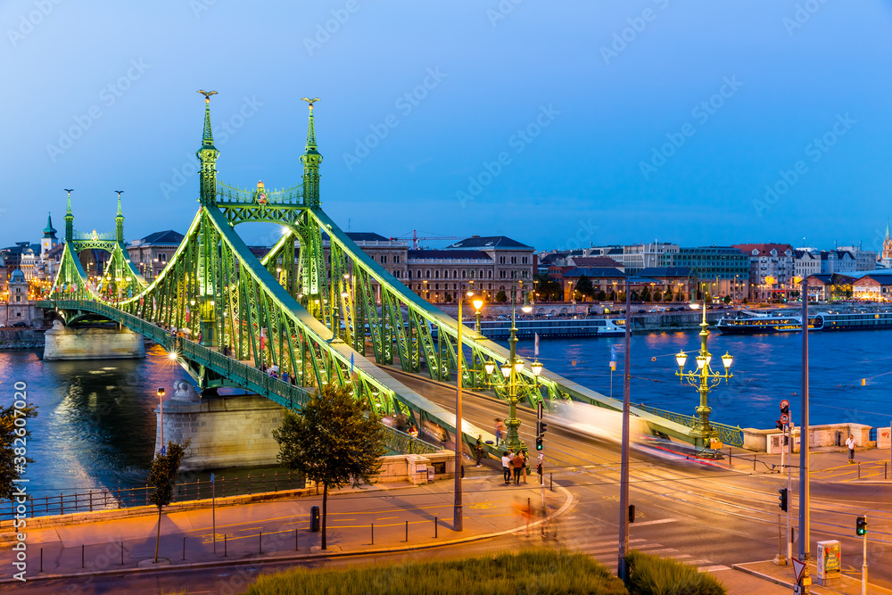 Naklejka premium Liberty Bridge in Budapest at night, Hungary