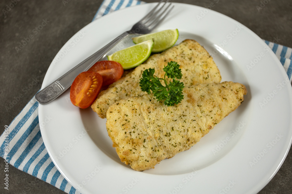 filet de poisson meunière cru dans une assiette filet de poisson meunière cru dans une assiette