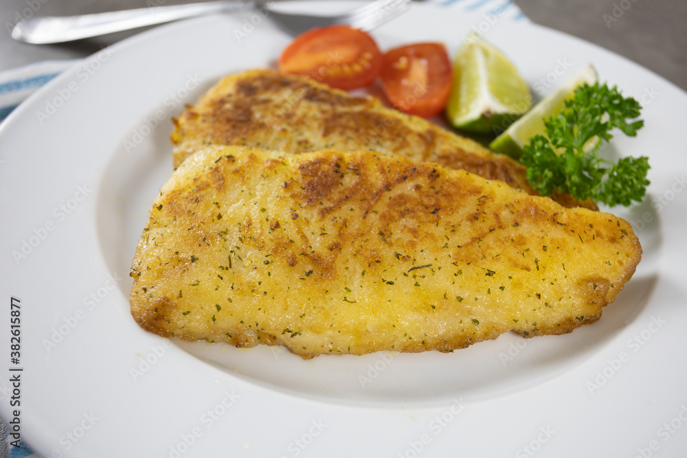 filet de poisson meunière cuit dans une assiette