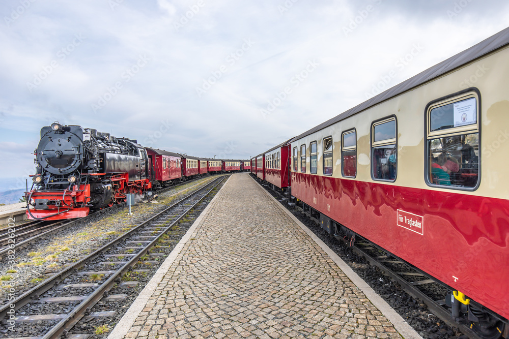 Dampflock, Dampflokomotive am Bahnsteig mit Wagnons und Schienen Dampflock, Dampflokomotive am Bahnsteig mit Wagnons und Schienen