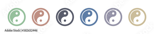 Set mit Yin & Yang Symbolen in beruhigenden Yoga farben