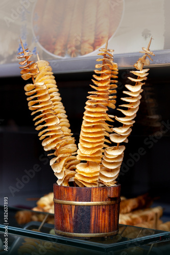 Frittierte Kartoffeln auf einem Holzspieß