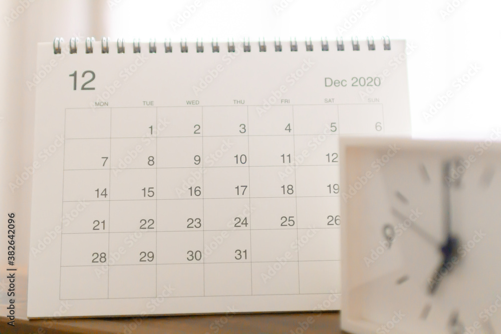 12月のシンプルな卓上カレンダーと時計 カウントダウン Stock Photo Adobe Stock