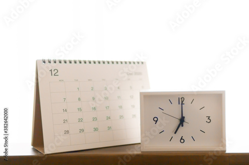 12月のシンプルな卓上カレンダーと時計 カウントダウン