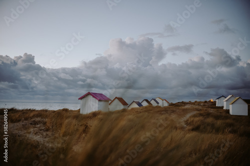Cabanes de Gouville-sur-Mer im Departement Manche im Nordwesten Frankreichs in der Normandie photo