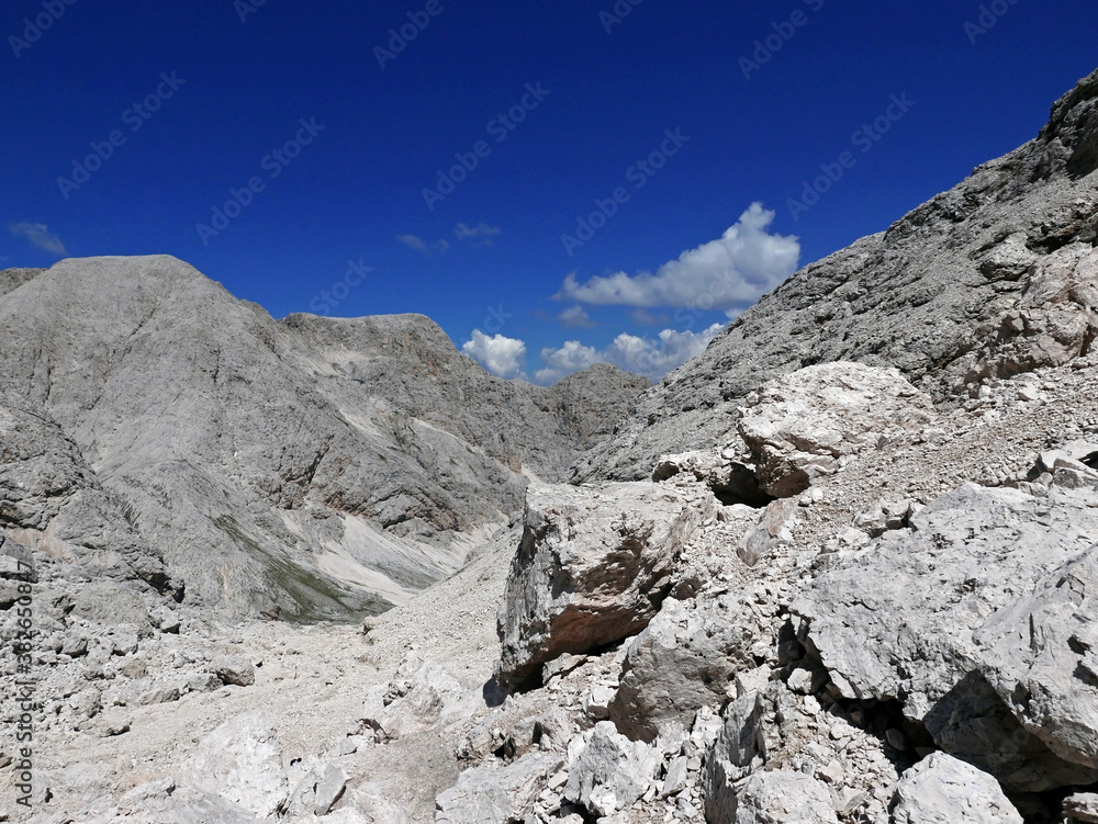 stupendo panorama montano roccioso sulle Dolomiti in  Italia