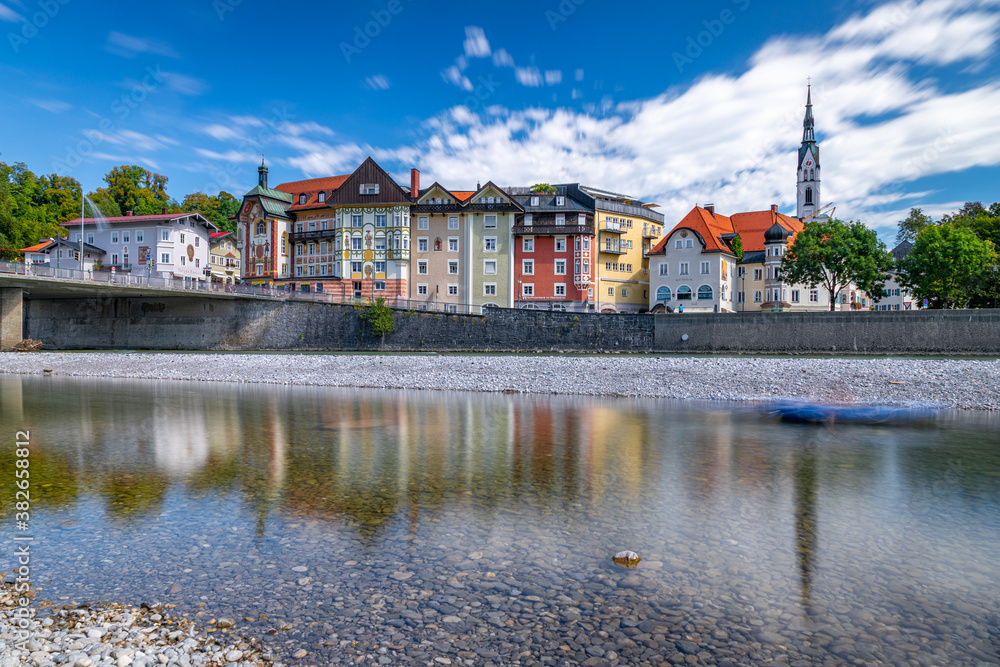 Blick auf die bunte historische Häuserzeile in Bad Tölz