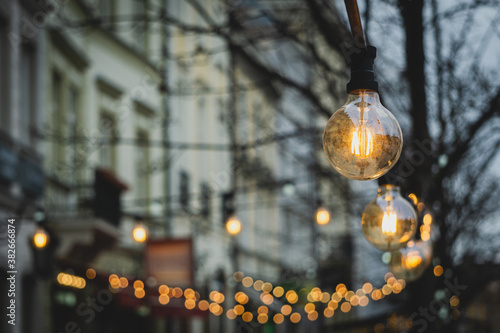 nastrojowe lampiony nad ulicą