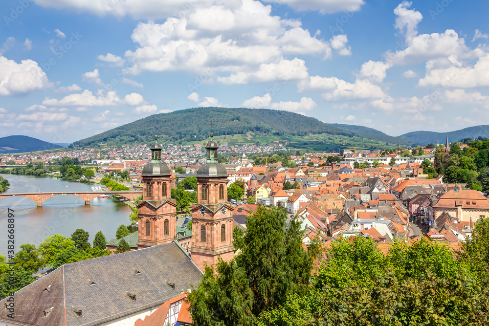 Panorama-Blick von der Mildenburg auf die Stadt Miltenberg am Main in Unterfranken, Bayern