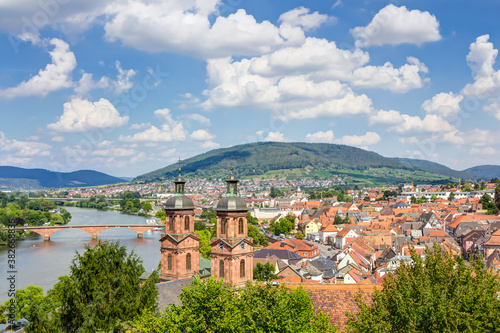 Panorama-Blick von der Mildenburg auf die Stadt Miltenberg am Main in Unterfranken, Bayern