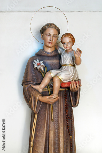 Quadro em tela Saint Anthony holds a child of Jesus, a statue in the parish church of Saint Ant