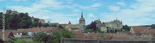 La torre de los hojalateros, la torre del reloj también conocida como la torre del consejo, la iglesia del monasterio también llamada iglesia del claustro y el ayuntamiento de Sighisoara, en Rumanía.