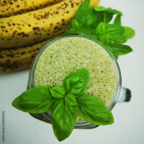 Grüner Smoothie mit Baslikum und Banane