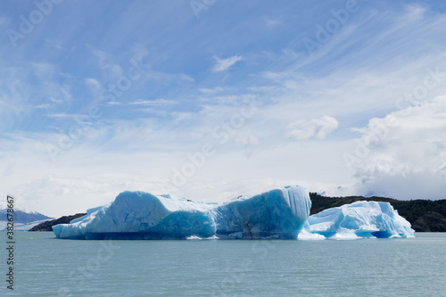 Icebergs floating on Argentino lake, Patagonia landscape, Argentina © elleonzebon