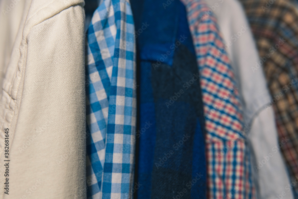 Camisas de diferentes colores, vista de cerca Camisas de diferentes colores, vista de cerca