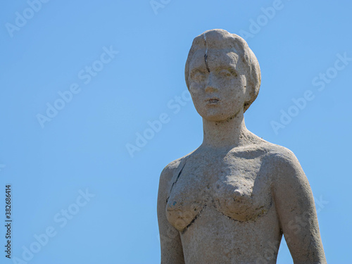 standing sculpture statue de femme avec ciel