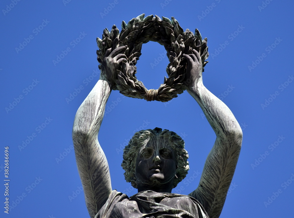 Frauenfigur auf dem Siegesdenkmal in Freiburg