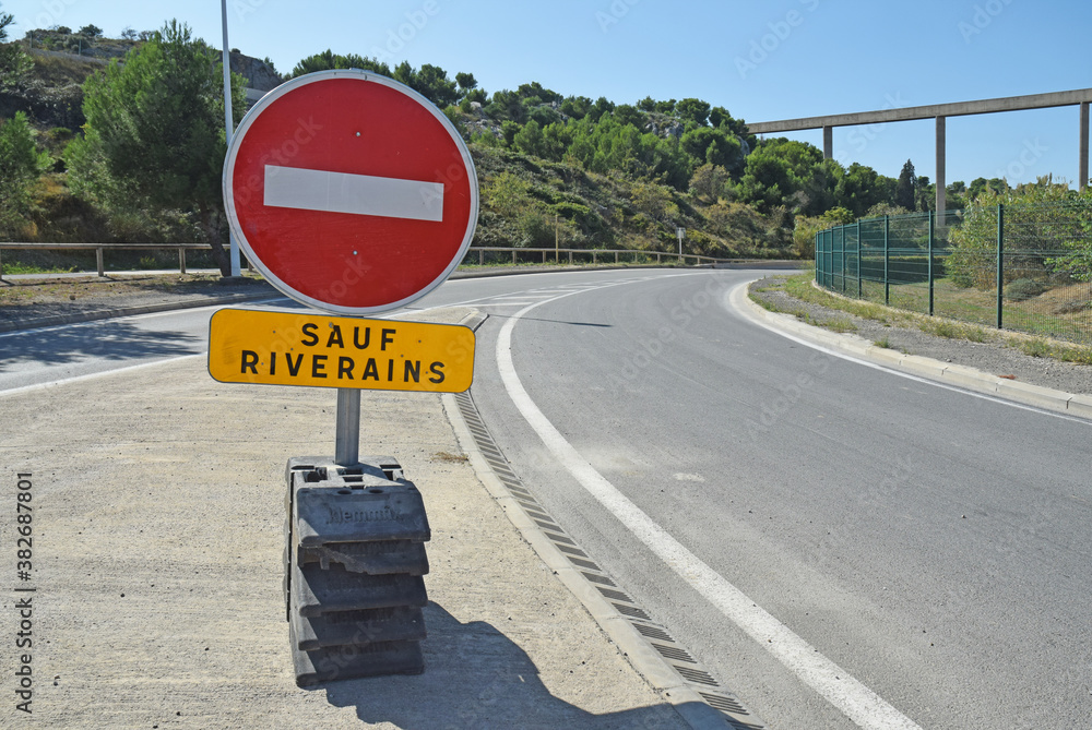 Panneaux routiers provisoires sauf riverains, sens interdit. Stock Photo Adobe Stock