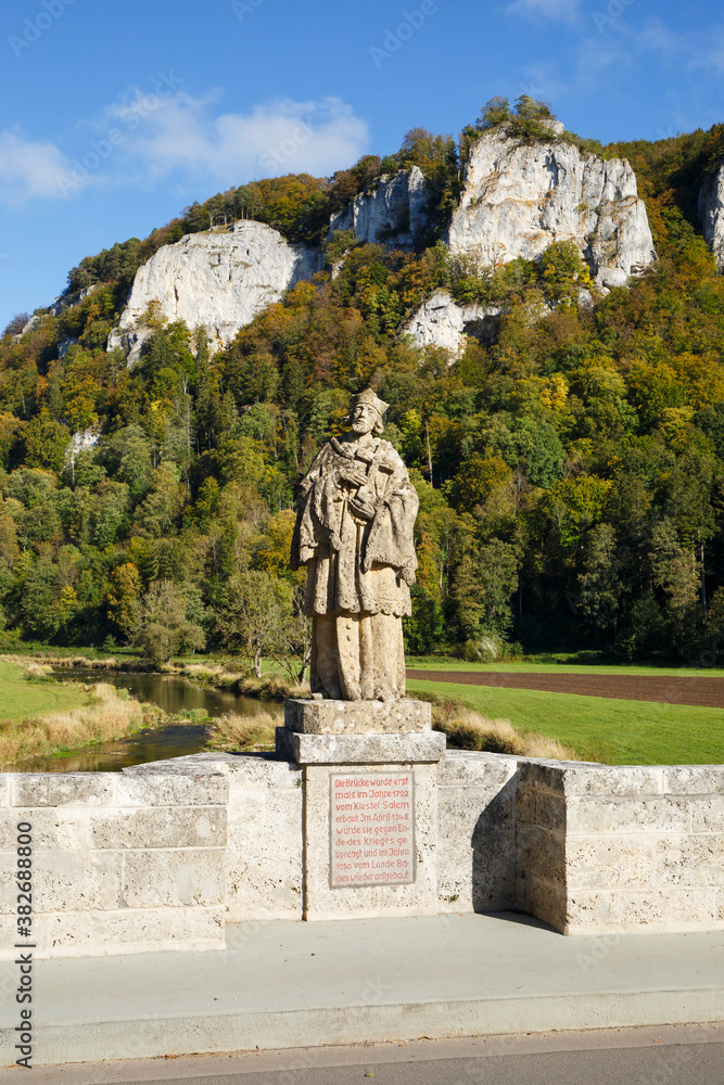 Fototapeta premium Statue des Heiligen Nepomuk auf der Donaubrücke bei Hausen im Tal (Oberes Donautal)