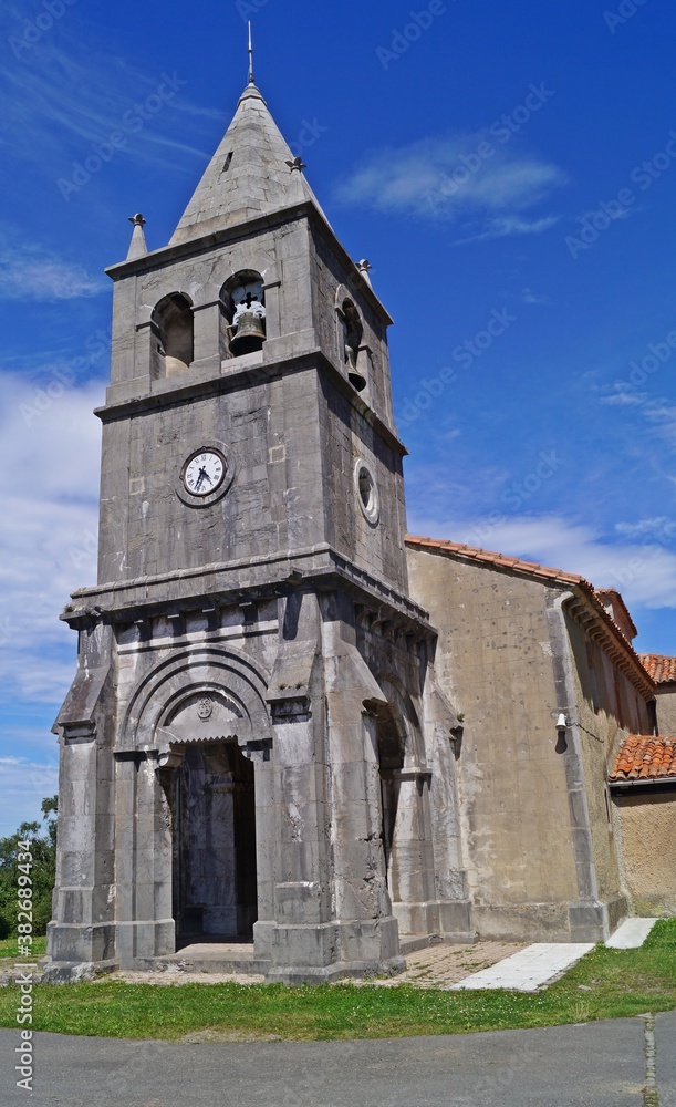 Fachada da Igreja de San Pedro em Piñeres de Pria / Espanha
